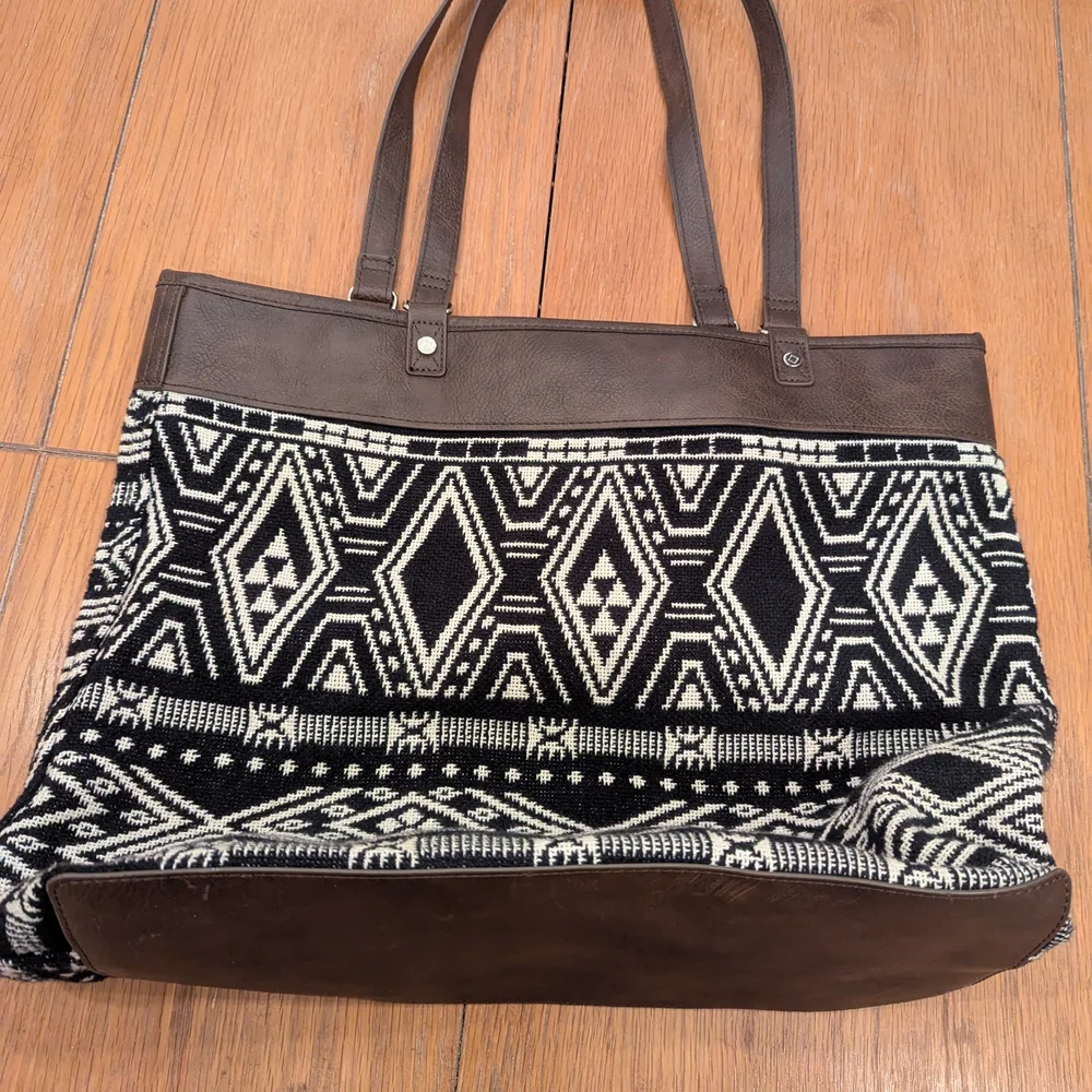 Elegant Black and White Geometric Tote - Picture 7 of 8